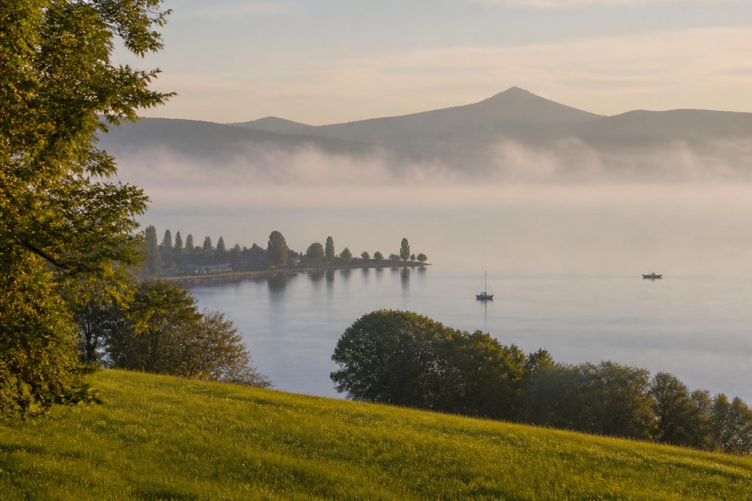 Morgennebel über dem Bodensee mit den Hügeln des Hegau